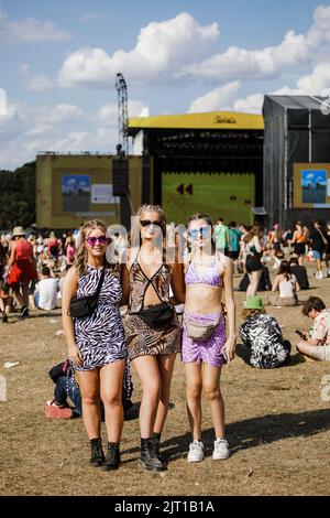 Leeds, Royaume-Uni. 27th août 2022. La foule appréciant une autre journée de soleil chaud au Leeds Festival, Royaume-Uni. Crédit : Andy Gallagher/Alay Live News Banque D'Images