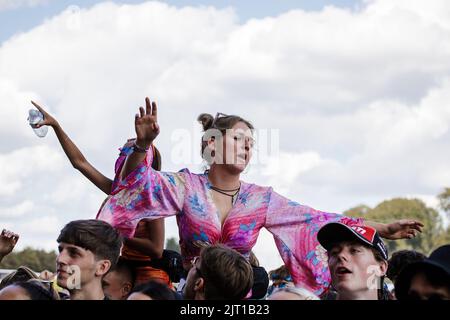 Leeds, Royaume-Uni. 27th août 2022. La foule appréciant une autre journée de soleil chaud au Leeds Festival, Royaume-Uni. Crédit : Andy Gallagher/Alay Live News Banque D'Images