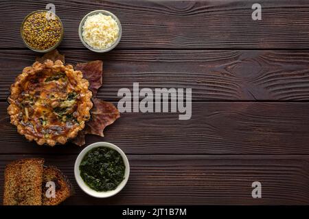 Délicieux légumes de saison mini tartes sur une table rustique en bois brun, vue sur le dessus. Espace pour le texte, espace de copie. Banque D'Images