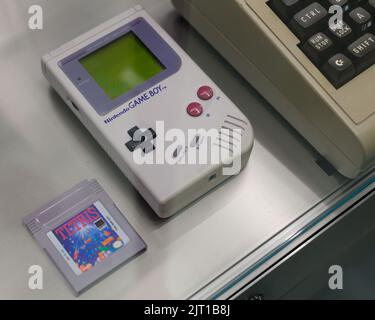 Oslo, Norvège. 01 mai 2022: Système Nintendo Gameboy au Musée de technologie d'Oslo. Banque D'Images