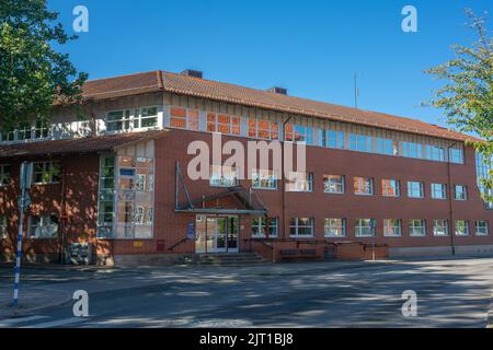 Ystad, Suède - 24, août 2022 : bâtiment du service social suédois avec briques rouges et entrée. Banque D'Images