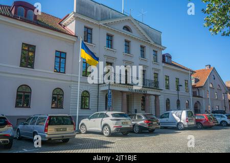 Ystad, Suède - 24, août 2022 : hôtel de ville dans une petite ville suédoise avec parking en face. Banque D'Images