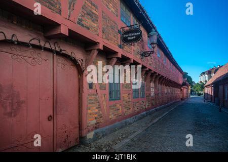 Ystad, Suède - 24, août 2022 : ancienne maison de croix suédoise avec briques rouges et bois rouge. Banque D'Images