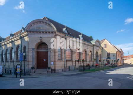 Ystad, Suède - 24, août 2022 : ancienne salle de vente suédoise construite avec des briques jaunes par temps ensoleillé Banque D'Images