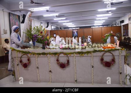 Kolkata, Inde. 26th août 2022. Les religieuses des Missionnaires de la Charité assistent à la prière à la tombe de Teresa envoyée pour marquer son anniversaire de naissance de 112th sur 26 août 2022 à la Maison mère de Kolkata, en Inde. (Credit image: © Dipa Chakraborty/Pacific Press via ZUMA Press Wire) Banque D'Images