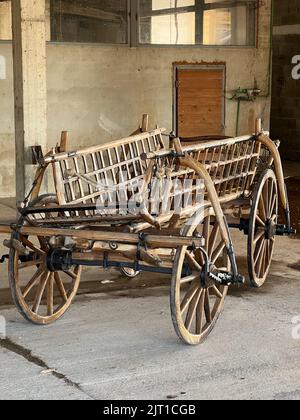 Des supports en bois pour chariot à cheval dans le garage Banque D'Images