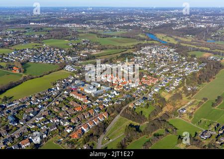 Vue aérienne, vue sur la ville avec le centre du vieux peuple Heidehof, hôpital St Elisabeth Hattingen-Niederwenigern et église catholique Saint Maurice à Niederw Banque D'Images