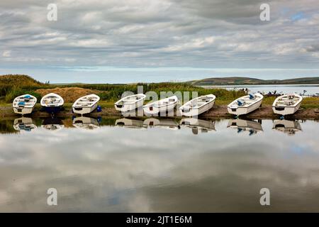 Loch Harray, Orkney, Royaume-Uni. 27th août 2022. Les dinghies se reflètent dans les eaux calmes du Loch Harray, sur le continent d'Orkney, au Royaume-Uni. Les bateaux sont utilisés par les amateurs de pêche à la mouche locaux. Crédit : Peter Lophan/Alay Live News Banque D'Images