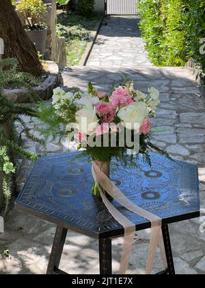 Bouquet de fleurs sur une table en bois dans le jardin Banque D'Images