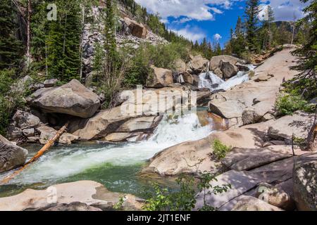 Des cascades se délassent sur des pistes couvertes de granit, à quelques kilomètres seulement de la ligne de partage continentale dans le centre du Colorado Banque D'Images