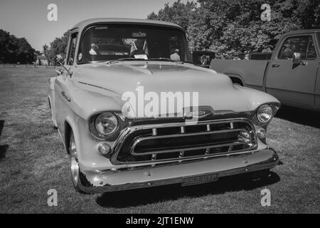 1957 Chevrolet Task Force ‘553 UYP’ en exposition au American Auto Club Rally of the Giants, tenu au Palais de Blenheim le 10th juillet 2022 Banque D'Images