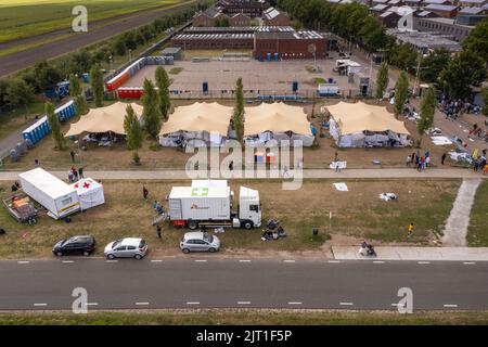 2022-08-27 15:46:20 TER Apel - Drone photo du centre d'application de l'ACO à Ter Apel. Demandeurs d'asile au centre d'application de Ter Apel. Nuit après nuit, des centaines de personnes dorment en dehors du centre d'applications. Les organisations d'aide qui travaillent normalement dans les zones de conflit et dans les pays en développement viennent à la rescousse. Sur le plan international aussi, les critiques à l'égard de la situation à Ter Apel sont de plus en plus nombreuses. ANP JILMER POSTMA pays-bas sortie - belgique sortie Banque D'Images