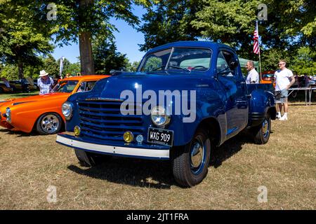 Studebaker Commander et pick-up série 2R exposés au American Auto Club Rally of the Giants, qui s'est tenu au Palais de Blenheim le 10th juillet 2022 Banque D'Images