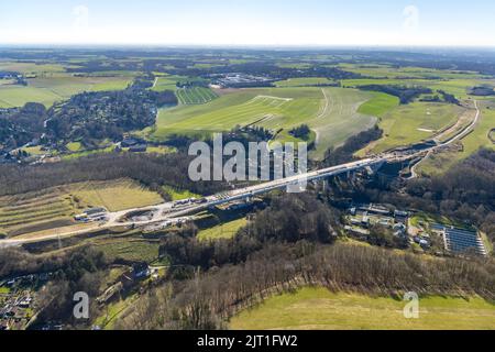 Vue aérienne, Angerbachtalbrücke, nouvelle section d'autoroute du A44, fermeture de l'écart entre Ratingen-Ost et Velbert, usine de traitement des eaux usées Angertal, Heilig Banque D'Images