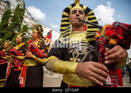 Moscou, Russie. 27th août 2022. Le groupe symphonique militaire égyptien participe au défilé du Festival international de musique militaire de la Tour Spasskaya 2022 au centre d'exposition VDNKh de Moscou, en Russie. Nikolay Vinokurov/Alay Live News Banque D'Images