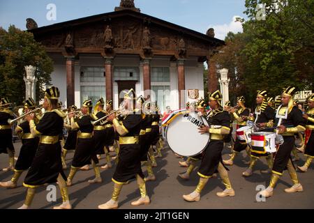 Moscou, Russie. 27th août 2022. Le groupe symphonique militaire égyptien participe au défilé du Festival international de musique militaire de la Tour Spasskaya 2022 au centre d'exposition VDNKh de Moscou, en Russie. Nikolay Vinokurov/Alay Live News Banque D'Images