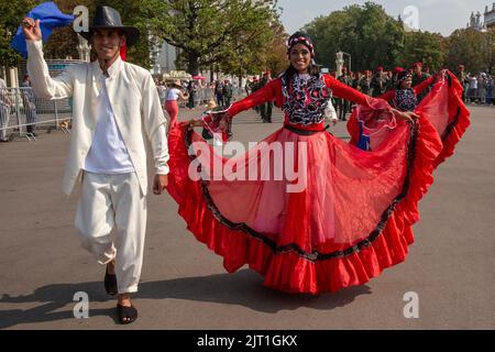 Moscou, Russie. 27th août 2022. Les membres de la bande des Forces armées nationales bolivariennes participent à la parade du Festival international de musique militaire de la Tour Spasskaya 2022 le Centre d'exposition VDNKh à Moscou, en Russie. Nikolay Vinokurov/Alay Live News Banque D'Images