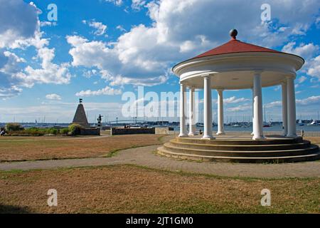 Vue à travers le belvédère dans l'historique Kings Park, Newport, Rhode Island, au port de Newport et le pont au loin -02 Banque D'Images