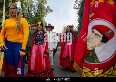 Moscou, Russie. 27th août 2022. Des membres de l'orchestre des Forces armées nationales bolivariennes participent au festival international de musique militaire de la Tour Spasskaya 2022, qui se déroule au centre d'exposition VDNKh de Moscou, en Russie Banque D'Images