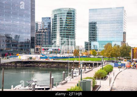 Moden Waterfront verrière bureaux sur un ciel nuageux jour d'automne Banque D'Images