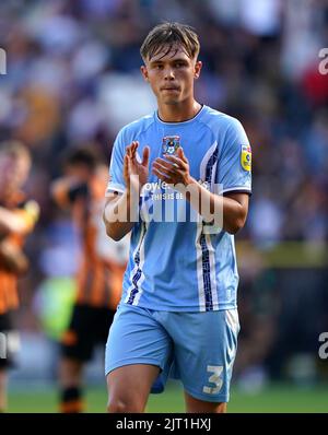 Callum Doyle de Coventry City applaudit les fans après le coup de sifflet final lors du match du championnat Sky Bet au MKM Stadium, à Kingston-upon-Hull. Date de la photo: Samedi 27 août 2022. Banque D'Images