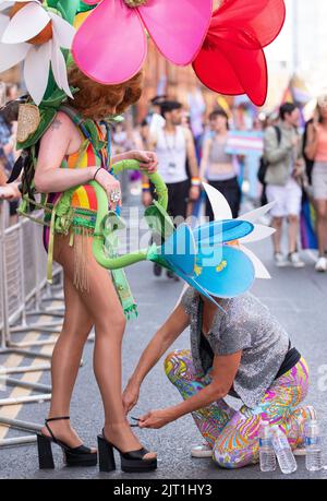 La parade de la paix au MANCHESTER PRIDE FESTIVAL 2022.Samedi 27th août Manchester UK. Manchester Pride est du jeudi 25th août au lundi 29th août. Manchester Pride, en partenariat avec Virgin Atlantic, est son événement phare annuel qui prend le relais de la ville chaque année tout au long du week-end des fêtes d'août pour célébrer la vie LGBTQ. Les doublures de tête incluent Spice Girl Mel C, Duncan Jones et Drag Race UK star Bimini. Credit: GaryRobertschography/Alamy Live News Banque D'Images