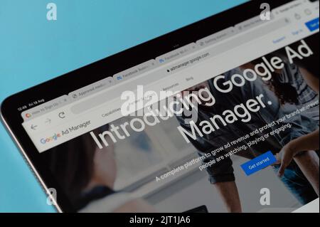 New york, Etats-Unis - 20 août 2022 : navigation officielle Google ad Manager sur l'écran de la tablette macro vue rapprochée sur fond bleu Banque D'Images