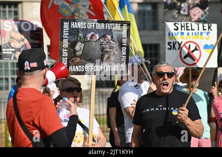 Ukraine Rally Arrêter la guerre exiger l'embargo total Russie pétrole, ardes l'Ukraine comme vous le promettez. L'Ukraine lutte pour la liberté et sa terre à l'extérieur de Downing Street, Londres, Royaume-Uni. - 27th août 2022. Banque D'Images