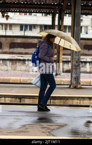 Tourisme tirant des bagages. Navetteurs marchant à la plate-forme de la gare de Bucarest, Roumanie, 2022 Banque D'Images