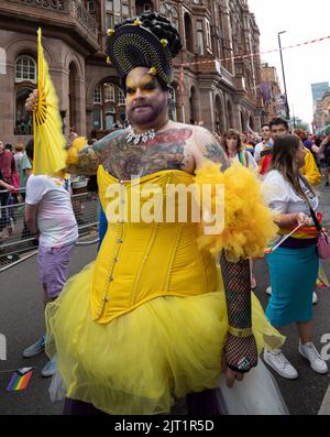 La parade de la paix au MANCHESTER PRIDE FESTIVAL 2022.Samedi 27th août Manchester UK. Manchester Pride est du jeudi 25th août au lundi 29th août. Manchester Pride, en partenariat avec Virgin Atlantic, est son événement phare annuel qui prend le relais de la ville chaque année tout au long du week-end des fêtes d'août pour célébrer la vie LGBTQ. Les doublures de tête incluent Spice Girl Mel C, Duncan Jones et Drag Race UK star Bimini. Credit: GaryRobertschography/Alamy Live News Banque D'Images