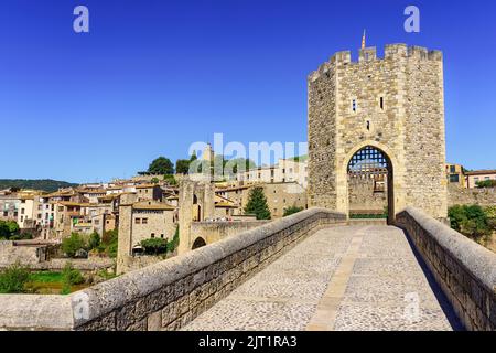 Pont romain en pierre sur la rivière dans la ville médiévale de Besalu, Gérone, Catalogne. Banque D'Images