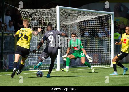 Harrogate, Royaume-Uni. 27th août 2022. Omar Bogle, du comté de Newport (9), marque le but de ses équipes en 1st. EFL Skybet football League Two Match, Harrogate Town et Newport County au stade Envirovent de Harrogate, dans le North Yorkshire, le samedi 27th août 2022. Cette image ne peut être utilisée qu'à des fins éditoriales. Utilisation éditoriale uniquement, licence requise pour une utilisation commerciale. Pas d'utilisation dans les Paris, les jeux ou un seul club/ligue/joueur publications.pic par crédit: Andrew Orchard sports photographie/Alamy Live News Banque D'Images