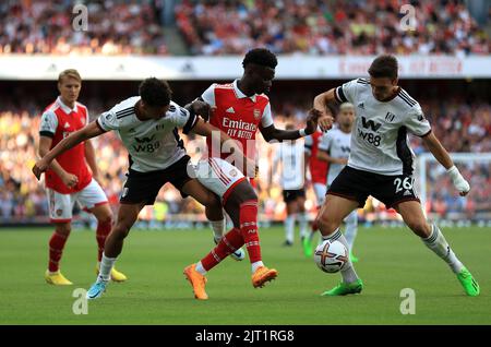 Bukayo Saka d'Arsenal (au centre) lutte pour le ballon avec Antonee Robinson (à gauche) de Fulham et Joao Palhinha lors du match de la Premier League au stade Emirates, Londres. Date de la photo: Samedi 27 août 2022. Banque D'Images