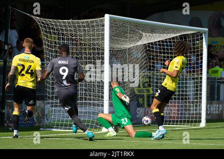 Harrogate, Royaume-Uni. 27th août 2022. Omar Bogle, du comté de Newport (9), marque le but de ses équipes en 1st. EFL Skybet football League Two Match, Harrogate Town et Newport County au stade Envirovent de Harrogate, dans le North Yorkshire, le samedi 27th août 2022. Cette image ne peut être utilisée qu'à des fins éditoriales. Utilisation éditoriale uniquement, licence requise pour une utilisation commerciale. Pas d'utilisation dans les Paris, les jeux ou un seul club/ligue/joueur publications.pic par crédit: Andrew Orchard sports photographie/Alamy Live News Banque D'Images