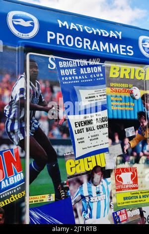 Brighton, Royaume-Uni. 27th août 2022. Stand du programme des rencontres Premier League entre Brighton & Hove Albion et Leeds United à l'Amex on 27 août 2022 de Brighton, en Angleterre. (Photo de Jeff Mood/phcimages.com) Credit: PHC Images/Alamy Live News Banque D'Images