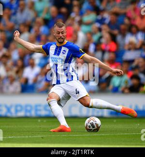 Brighton, Royaume-Uni. 27th août 2022. Adam Webster, de Brighton et Hove Albion, remet la balle au match de la Premier League entre Brighton et Hove Albion et Leeds United à l'Amex on 27 août 2022 à Brighton, en Angleterre. (Photo de Jeff Mood/phcimages.com) Credit: PHC Images/Alamy Live News Banque D'Images