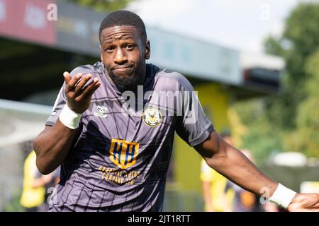 Harrogate, Royaume-Uni. 27th août 2022. Omar Bogle, du comté de Newport, célèbre après avoir atteint le but 1st de ses équipes. EFL Skybet football League Two Match, Harrogate Town et Newport County au stade Envirovent de Harrogate, dans le North Yorkshire, le samedi 27th août 2022. Cette image ne peut être utilisée qu'à des fins éditoriales. Utilisation éditoriale uniquement, licence requise pour une utilisation commerciale. Pas d'utilisation dans les Paris, les jeux ou un seul club/ligue/joueur publications.pic par crédit: Andrew Orchard sports photographie/Alamy Live News Banque D'Images