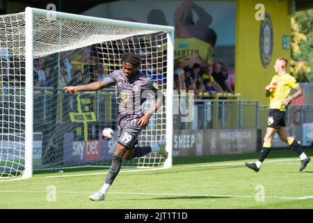 Harrogate, Royaume-Uni. 27th août 2022. Thierry Nevers, du comté de Newport, fête après avoir mis ses équipes en 3rd buts. EFL Skybet football League Two Match, Harrogate Town et Newport County au stade Envirovent de Harrogate, dans le North Yorkshire, le samedi 27th août 2022. Cette image ne peut être utilisée qu'à des fins éditoriales. Utilisation éditoriale uniquement, licence requise pour une utilisation commerciale. Pas d'utilisation dans les Paris, les jeux ou un seul club/ligue/joueur publications.pic par crédit: Andrew Orchard sports photographie/Alamy Live News Banque D'Images