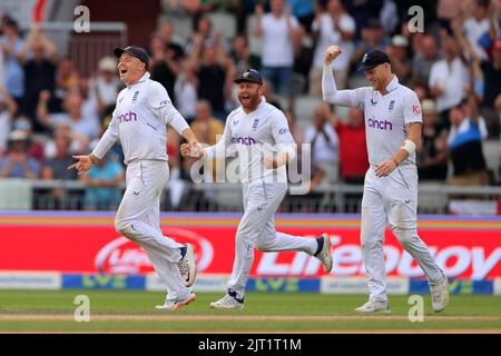 Ollie Pope, Jonny Bairstow et Ben Stokes d'Angleterre célèbrent la victoire Banque D'Images