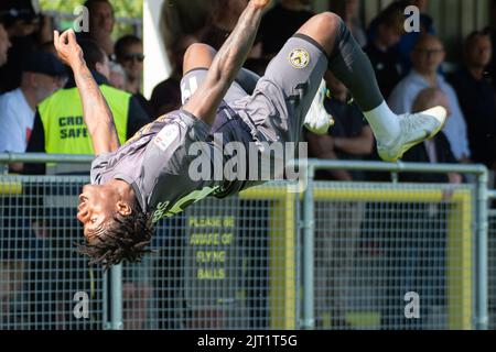 Harrogate, Royaume-Uni. 27th août 2022. Thierry Nevers, du comté de Newport, fête après avoir mis ses équipes en 3rd buts. EFL Skybet football League Two Match, Harrogate Town et Newport County au stade Envirovent de Harrogate, dans le North Yorkshire, le samedi 27th août 2022. Cette image ne peut être utilisée qu'à des fins éditoriales. Utilisation éditoriale uniquement, licence requise pour une utilisation commerciale. Pas d'utilisation dans les Paris, les jeux ou un seul club/ligue/joueur publications.pic par crédit: Andrew Orchard sports photographie/Alamy Live News Banque D'Images