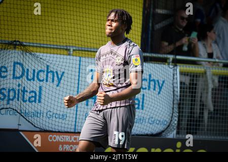 Harrogate, Royaume-Uni. 27th août 2022. Thierry Nevers, du comté de Newport, fête après avoir mis ses équipes en 3rd buts. EFL Skybet football League Two Match, Harrogate Town et Newport County au stade Envirovent de Harrogate, dans le North Yorkshire, le samedi 27th août 2022. Cette image ne peut être utilisée qu'à des fins éditoriales. Utilisation éditoriale uniquement, licence requise pour une utilisation commerciale. Pas d'utilisation dans les Paris, les jeux ou un seul club/ligue/joueur publications.pic par crédit: Andrew Orchard sports photographie/Alamy Live News Banque D'Images