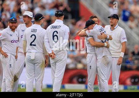 Manchester, Royaume-Uni. 27th août 2022. Ben Stokes, d'Angleterre, embrasse James Anderson, d'Angleterre, après la chute du cricket de Simon Harmer, d'Afrique du Sud, à Manchester, au Royaume-Uni, le 8/27/2022. (Photo de Conor Molloy/News Images/Sipa USA) crédit: SIPA USA/Alay Live News Banque D'Images