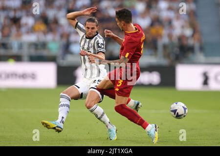 Turin, Italie, le 27th août 2022. Roger Ibanez d'AS Roma défie Adrien Rabiot de Juventus lors du match de la série A au stade Allianz, à Turin. Le crédit photo devrait se lire: Jonathan Moscrop / Sportimage Banque D'Images