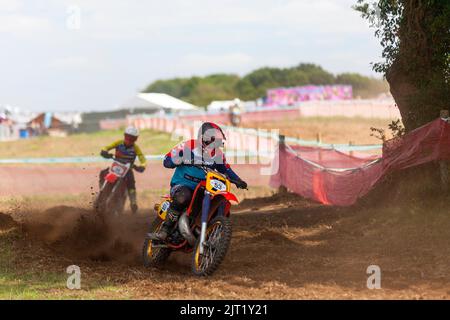 Pleyber-Christ, France - août 26 2022 : des motards participant au Trophée Gibeau organisé pendant l'Armoricaine TT, un événement sportif avec ac libre Banque D'Images