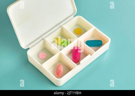 Six couleurs et formes différentes de médecine dans une boîte quotidienne de médicament par pilule Banque D'Images