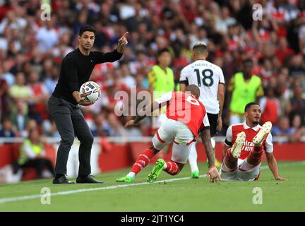 Mikel Arteta, responsable d'arsenal (à gauche), reprend le ballon pour accélérer le match de la Premier League au stade Emirates, Londres. Date de la photo: Samedi 27 août 2022. Banque D'Images