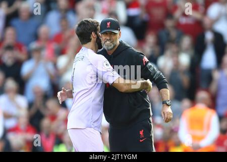 Liverpool, Royaume-Uni. 27th août 2022. Jurgen Klopp, responsable de Liverpool, félicite Alisson Becker, gardien de but de Liverpool à la fin du match. Match Premier League, Liverpool contre AFC Bournemouth à Anfield à Liverpool le samedi 27th août 2022. Cette image ne peut être utilisée qu'à des fins éditoriales. Utilisation éditoriale uniquement, licence requise pour une utilisation commerciale. Aucune utilisation dans les Paris, les jeux ou les publications d'un seul club/ligue/joueur. photo par Chris Stading/Andrew Orchard sports Photography/Alamy Live News crédit: Andrew Orchard sports Photography/Alamy Live News Banque D'Images