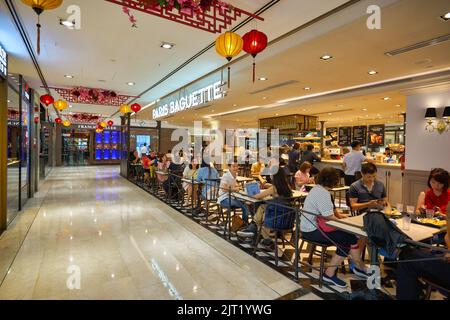 SINGAPOUR - VERS JANVIER 2020 : les gens sont assis à la boulangerie d'inspiration française Paris Baguette Singapour Banque D'Images