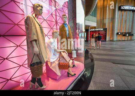 SINGAPOUR - VERS JANVIER 2020 : mannequins féminins habillés exposés au magasin Prada dans LE centre commercial D'ION Orchard à Singapour. Banque D'Images