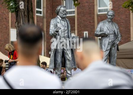 Gelsenkirchen, Allemagne. 27th août 2022. La nouvelle statue de Karl Marx devant le quartier général du parti Marxiste-Léniniste d'Allemagne. En 2020, le MLPD avait déjà érigé une statue de Lénine (r) devant le quartier général du parti, ce qui avait provoqué de longues discussions publiques. Credit: Christoph Reichwein/dpa/Alay Live News Banque D'Images